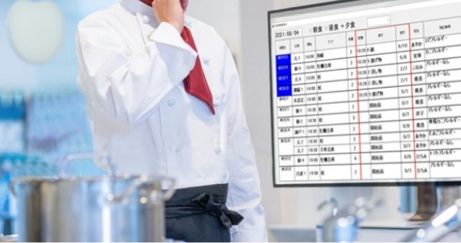 レストランで料理を配膳するホールスタッフ