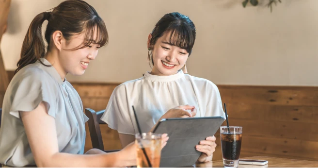 卓上タブレットで注文する来店客